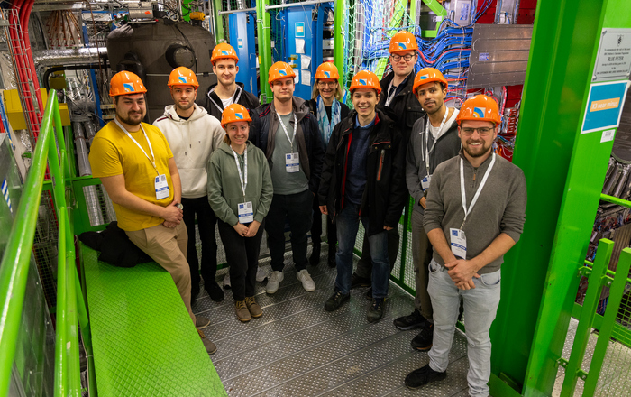 Gruppenfoto der Studierenden mit Helmen im CERN
